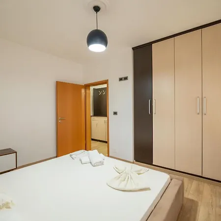 Tirent - Spacious 2-bedroom Near Liqeni I Thate 公寓 *