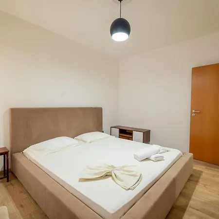 Tirent - Spacious 2-bedroom Near Liqeni I Thate *